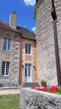 Au Château De Sallebrune Hébergement de vacances *