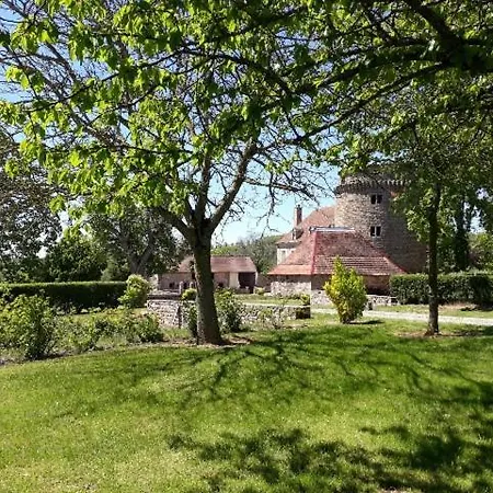 Au Château De Sallebrune Hébergement de vacances *