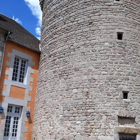 Au Château De Sallebrune *