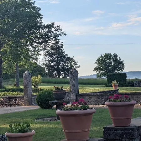 Au Château De Sallebrune Hébergement de vacances *